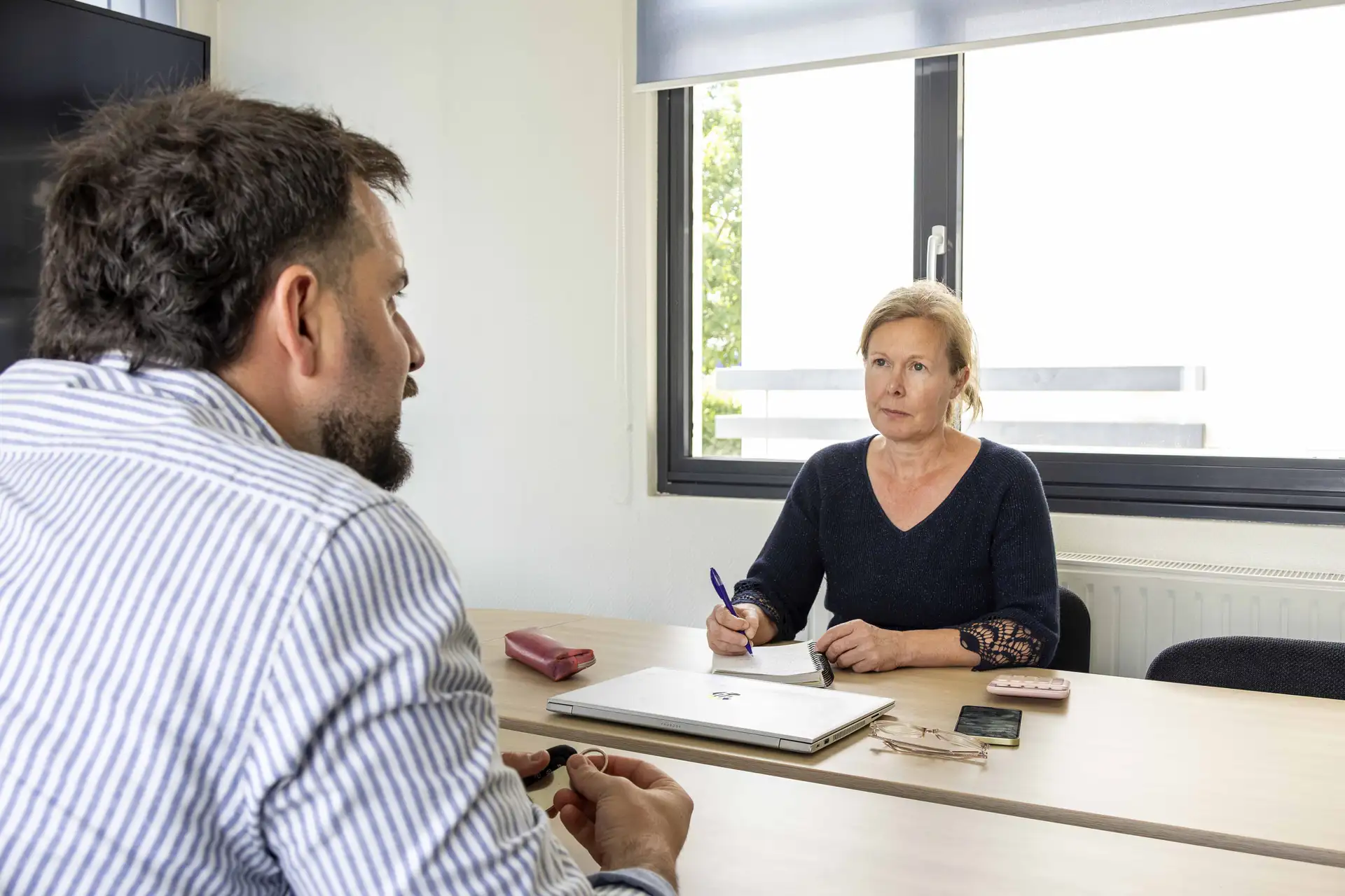 Emmanuelle Monroche en entretien de conseil avec un dirigeant dans les locaux d'EM'CREA à Angers