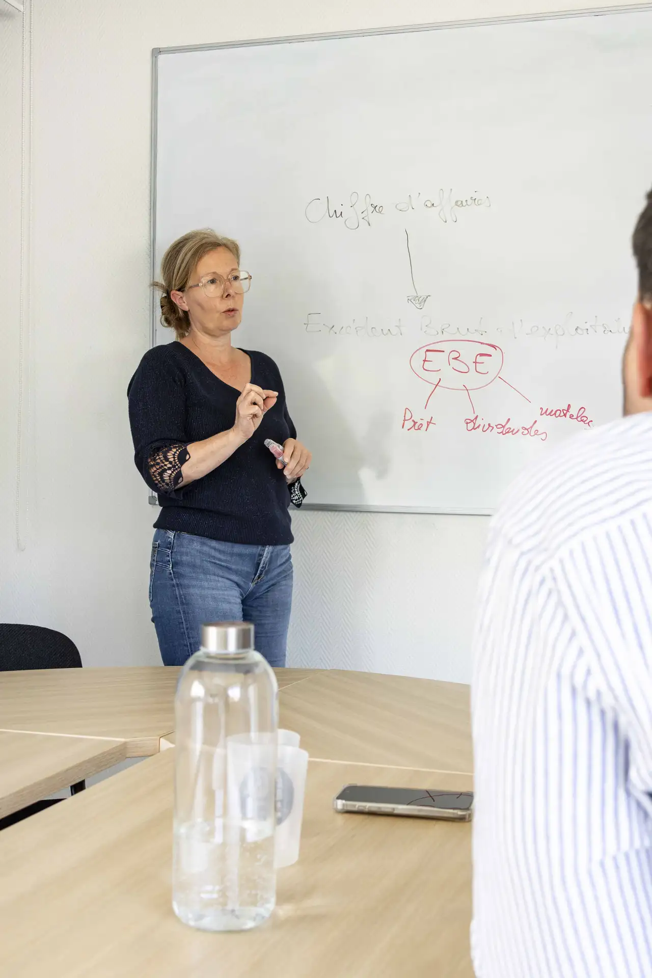 Emmanuelle Monroche explique les indicateurs financiers lors d'une formation en gestion d'entreprise